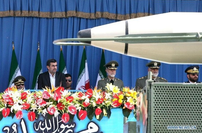 Tổng thống Iran Mahmoud Ahmadinejad cùng các quan chức cấp cao quan sát buổi diễu bình.