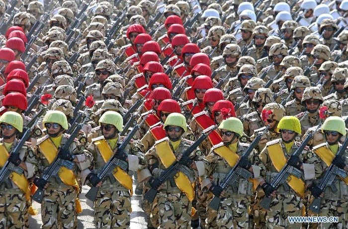 Các binh sĩ Iran diễu binh trên quảng trường.