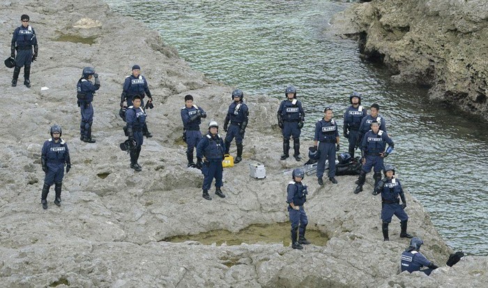 Hơn chục cảnh sát biển Nhật Bản trong tư thế sẵn sàng đối phó trong trường hợp nhóm người Đài Loan đổ bộ lên đảo.
