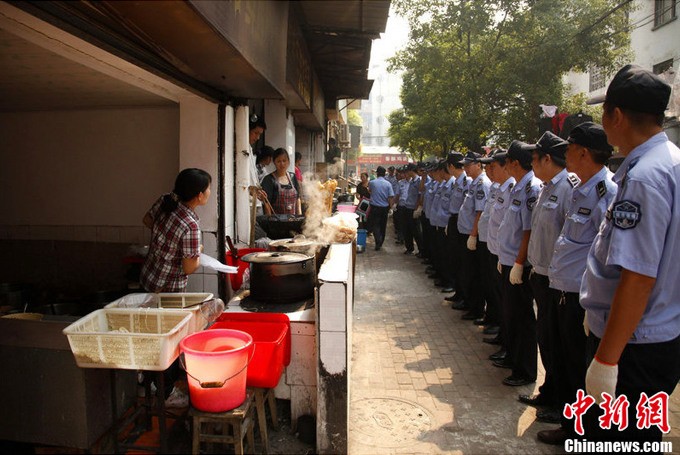 Dân phòng Trung Quốc xếp thành hàng dài trước những hàng ăn trên vỉa hè.