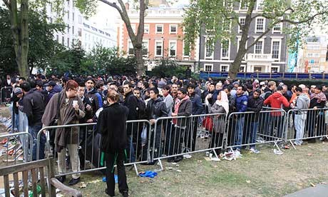Hàng trăm người xếp hàng bên ngoài cửa hàng Apple ở London (Anh) trên đường Regent để mua iPhone 5.