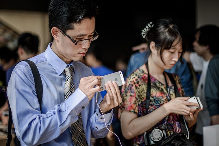Tại Hồng Kông, một người đàn ông kiểm tra chiếc iPhone 5.