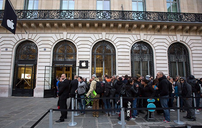 Khách hàng xếp hàng bên ngoài cửa hàng Apple ở Paris, Pháp.