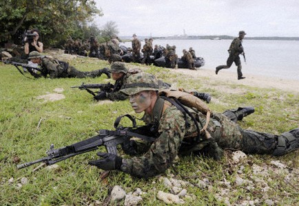 Cuộc diễn tập diễn ra với giả định giành lại quyền kiểm soát một hòn đảo bị lực lượng nước ngoài chiếm giữ. Sau đó, quân đội Nhật Bản và Mỹ từ các tàu nhỏ đổ bộ lên bờ biển phía Bắc của đảo Guam.