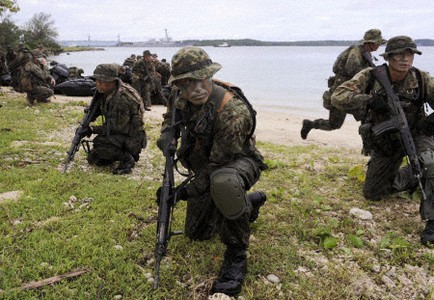 Các binh sĩ GSDF được trang bị súng trường sẽ tiến hành "chiếm lại" đảo.
