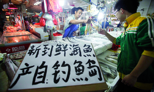 Tấm biển "Cá biển tươi từ quần đảo Điếu Ngư" tại một cửa hàng bán cá trong khu chợ ở quận Tây Thành, Bắc Kinh đã thu hút sự chú ý của nhiều khách hàng hôm 21/9.