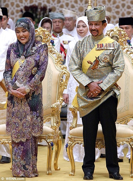 Quốc vương và Hoàng hậu Brunei đều rất hạnh phúc khi chứng kiến đám cưới người con gái thứ 5. Họ đã có 12 người con.