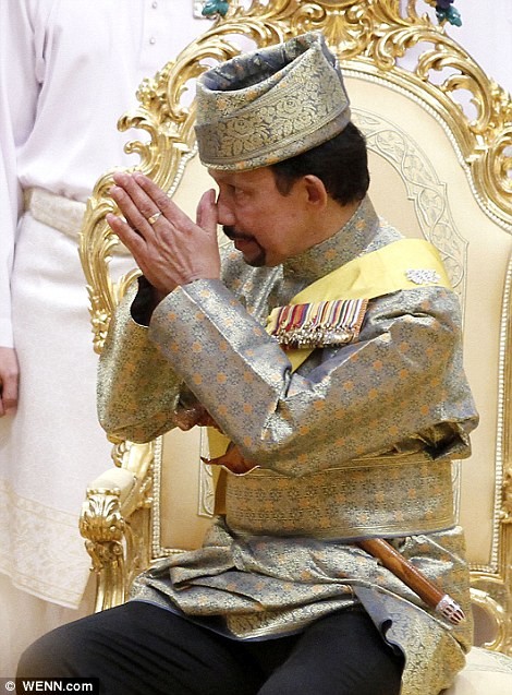 Tối Chủ nhật tuần này, vị Quốc vương 66 tuổi của Brunei sẽ chủ trì một bữa tiệc hoàng tráng. Các lãnh đạo Đông Nam Á và các hoàng gia dự kiến sẽ nằm trong danh sách khách mời tham gia bữa tiệc này.