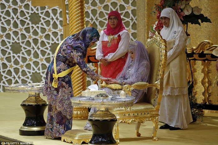 Hoàng hậu Brunei thực hiện nghi thức trong đám cưới.