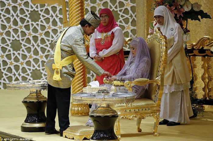 Trước đó, đám cưới của Thái tử Al-Muhtadee Billah vào năm 2004 đã diễn ra tại thủ đô Bandar Seri Begawan, với một danh sách khách mời hơn 2000 người, trong đó có các thành viên của gia đình hoàng gia Nhật Bản, Jordan, Anh và Malaysia