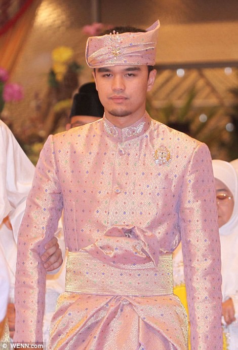 Phò mã Pengiran Haji Muhammad Ruzaini, 29 tuổi. Công chúa Hafizah làm việc trong trong Bộ Tài chính còn Phò mã Ruzaini làm việc tại văn phòng của Thủ tướng Chính phủ.
