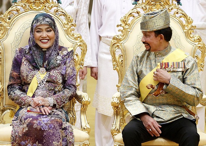 Quốc vương Brunei Hassanal Bolkiah và Hoàng hậu Saleha tại lễ cưới. Lễ cưới sẽ kéo dài trong một tuần, bao gồm các buổi cầu nguyện hàng đêm tại cung điện để cầu phước lành cho tân lang tân nương.