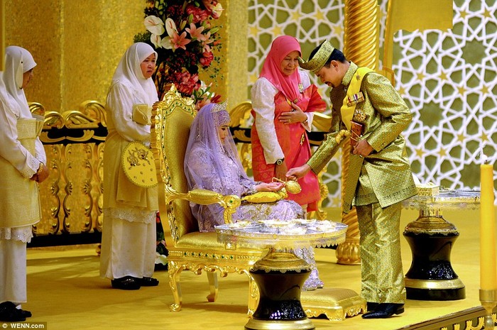 Lễ cưới được diễn ra trong toà lâu đài với 1.700 căn phòng. Cô dâu trong trang phục vải lụa đắt tiền và quốc vương đang thực hiện các nghi lễ đám cưới.