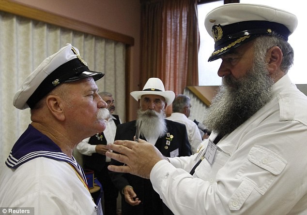 Hai quý ông trong trang phục hải quân.