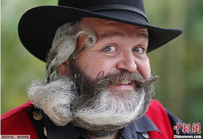 Thợ cắt tóc người Đức Elmar Weisser, 48 tuổi khoe bộ râu lạ của mình. Ông đã từng giành giải vô địch trong cuộc thi râu năm ngoái.