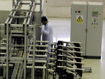 Một nhân viên làm việc tại nhà máy sản xuất nhiên liệu trong cơ sở chuyển đổi uranium ở Isfahan, cách Tehran 400km.
