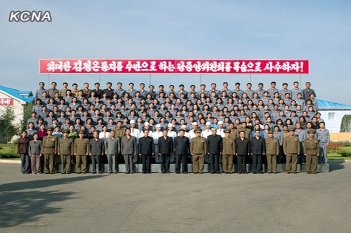 Ông Kim Jong-un chụp ảnh lưu niệm cùng các quan chức quân sự và các nhân viên.
