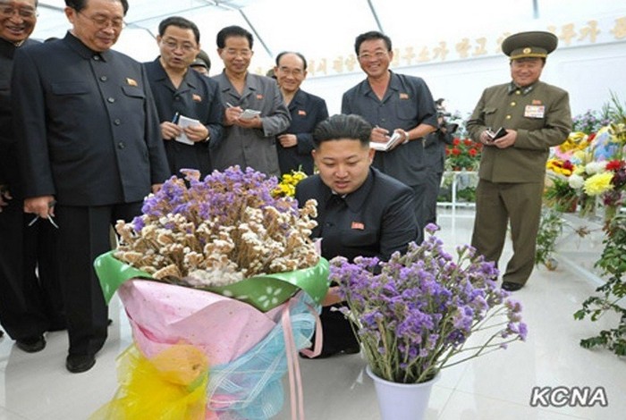 Kim Jong-un đã bày tỏ sự hài lòng trước việc năng lực sản xuất của viện đã tăng hơn 20 lần hơn so với trước đây, đưa được nhiều loại hoa đến các cửa hàng hoa.
