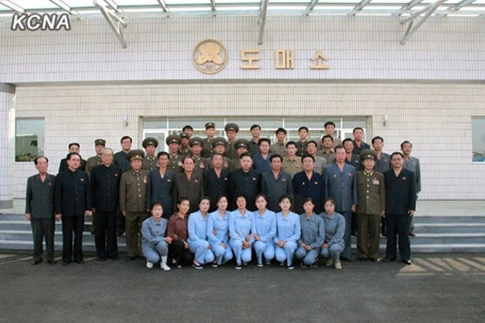 Ông Kim Jong-un chụp ảnh lưu niệm cùng các quan chức quân sự và nhân viên.