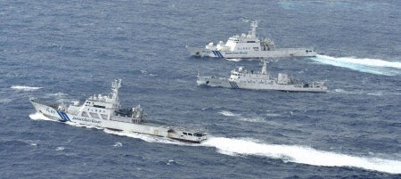 Hai tàu của Cảnh sát biển Nhật Bản áp sát tàu Hải giám Trung Quốc (giữa). Trước đó, lực lượng Cảnh sát biển Nhật cho hay, tàu tuần tra của họ đã phát tín hiệu cảnh báo nhưng các tàu Trung Quốc không có phản ứng gì và vẫn di chuyển trong lãnh hải của Nhật Bản.