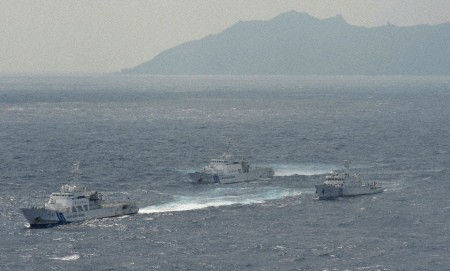 Một tàu Hải giám Trung Quốc (phải) và các tàu tuần tra Nhật Bản gần đảo Uotsuri, thuộc nhóm đảo Senkaku.