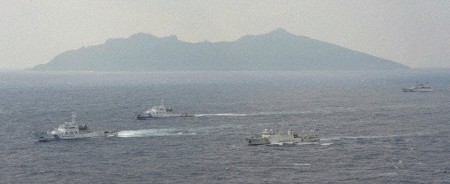 Tàu Hải giám Trung Quốc (thứ 3 từ trái sang) và các tàu tuần tra của Cảnh sát biển Nhật Bản.