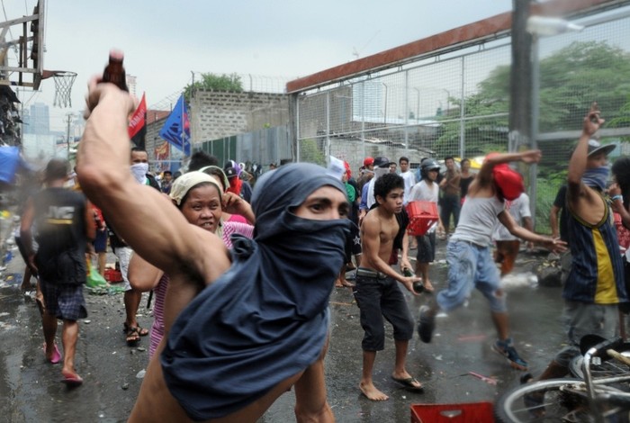 Những cư dân khu ổ chuột ở Manila trút sự tức giận lên các cảnh sát.