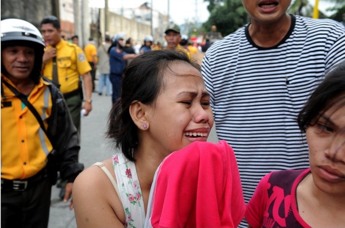 Một cô gái òa khóc trước cuộc đụng độ.