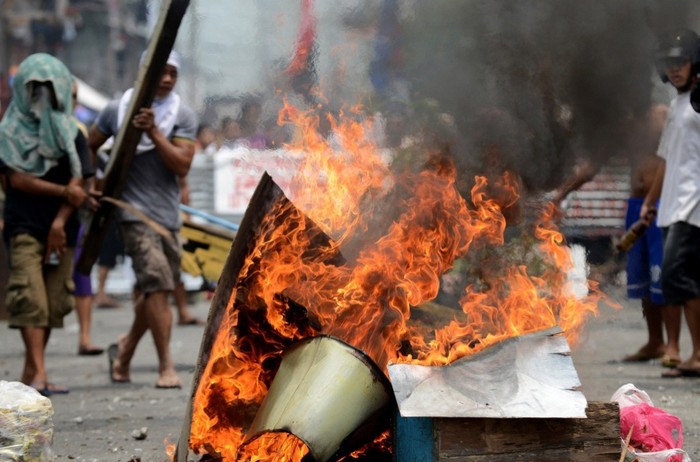 Cảnh đụng độ giữa cư dân khu ổ chuột và cảnh sát Manila, Philippines