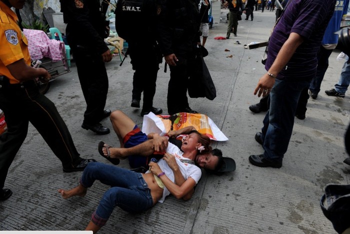 Cảnh đụng độ giữa cư dân khu ổ chuột và cảnh sát Manila, Philippines