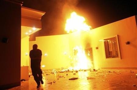 Lửa cháy rực tại khu nhà lãnh sứ quán Mỹ ở Benghazi, Libya.