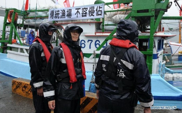 Các nhân viên tuần tra hàng hải bên cạnh một tàu cá Đài Loan.