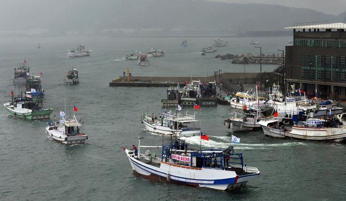 Hàng chục tàu cá Đài Loan bắt đầu đổ ra biển.