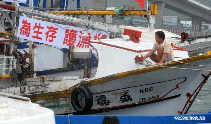 Hãng tin Sina cho biết thêm, các nhà chức trách còn điều 10 tàu hải quân hộ tống các tàu đánh cá.