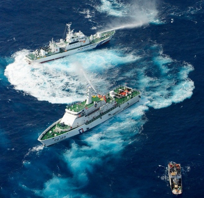Tàu Cảnh sát biển Nhật Bản và tàu Đài Loan phun vòi rồng vào nhau.