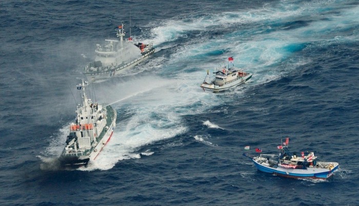 "Hạm đội tàu cá" Đài Loan đã khởi hành chuyến đi ra đảo Senkaku vào chiều qua (ngày 24/9) nhằm biểu tình phản đối việc Nhật Bản quốc hữu hóa các đảo tranh chấp.