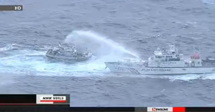 Tàu Cảnh sát biển Nhật Bản phun vòi rồng vào tàu cá Đài Loan.