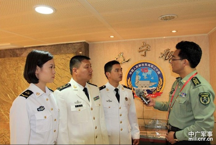 Các quan chức quân sự Trung Quốc trả lời phóng vấn khi tàu sân bay đầu tiên được đưa vào phục vụ.