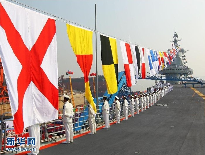 Những lá cờ treo dọc theo thân tàu để chào mừng sự kiện bàn giao tàu sân bay đầu tiên của Trung Quốc cho hải quân nước này.