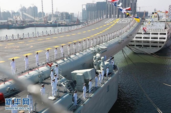 Việc tàu sân bay Liêu Ninh gia nhập lực lượng hải quân Trung Quốc trùng với thời điểm tranh chấp lãnh thổ trên biển đảo giữa Bắc Kinh và Tokyo đang căng thẳng hơn bao giờ hết.