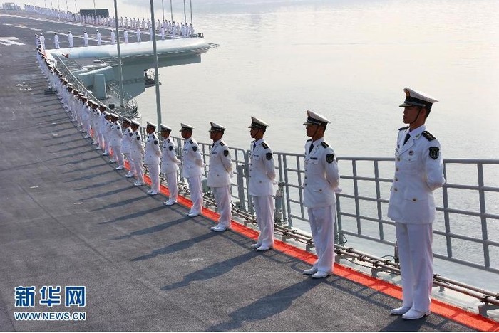Lực lượng hải quân Trung Quốc trên tàu sân bay Liêu Ninh.