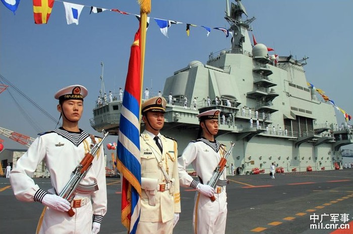 Binh sĩ Trung Quốc trên tàu Liêu Ninh.