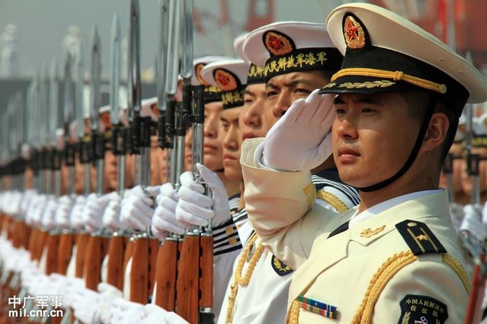 Binh sĩ hải quân Trung Quốc trên tàu Liêu Ninh.