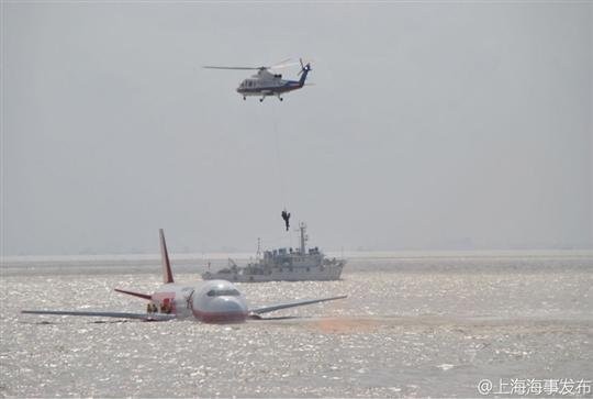 Lực lượng cứu hộ tiếp cận máy bay từ trên cao.