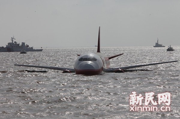 Máy bay chở 140 hành khách phải hạ cánh khẩn cấp trên biển.