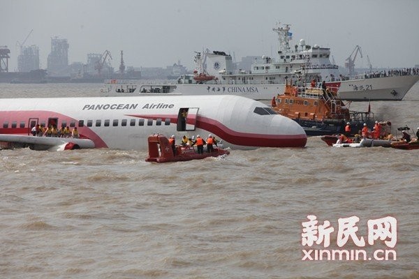 Lực lượng cứu hộ tiếp cận máy bay gặp nạn.