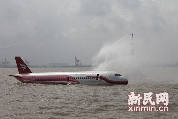 Phun nước dập đám cháy trên máy bay.