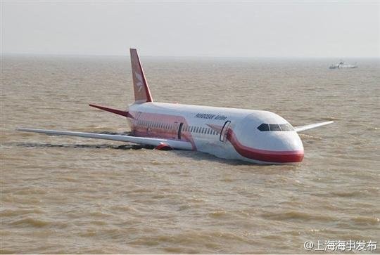 Cuộc diễn tập mô phỏng tình huống máy bay hạ cánh khẩn cấp trên biển.