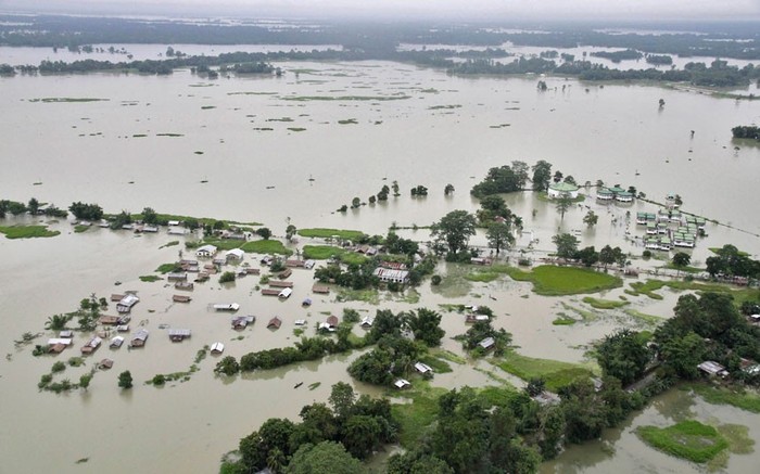 Những cơn mưa khiến dòng sông Brahmaputra và các nhánh của nó dâng cao, gây ra lũ lụt đã ảnh hưởng nghiêm trọng đến cuộc sống của hàng trăm ngàn người dân trong khu vực.