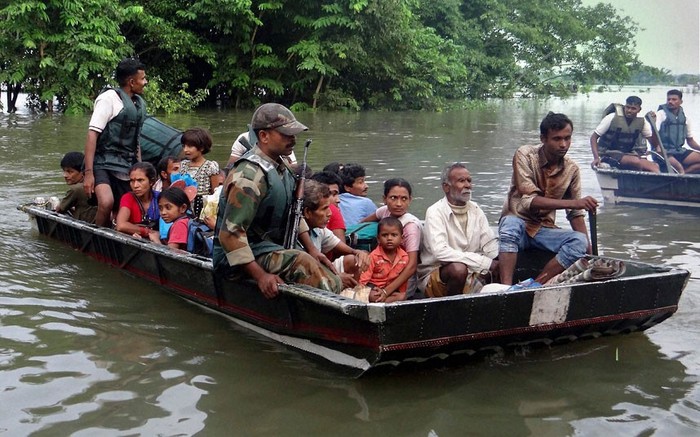 Các binh sĩ quân đội Ấn Độ sơ tán nạn nhân trận lũ lụt ở huyện Sonitpur, bang Assam.